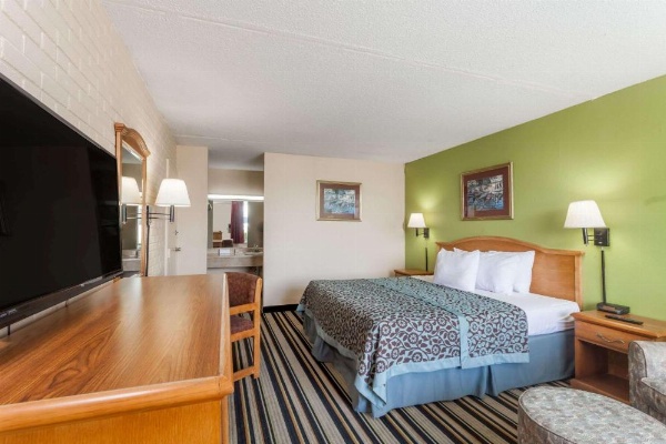 Days Inn by Wyndham Jackson image 10