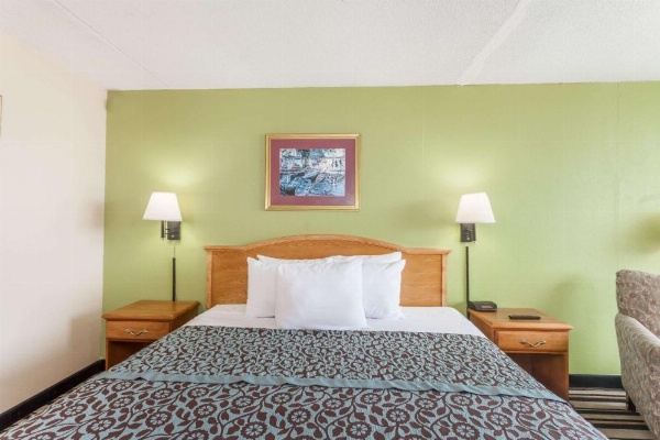 Days Inn by Wyndham Jackson image 9